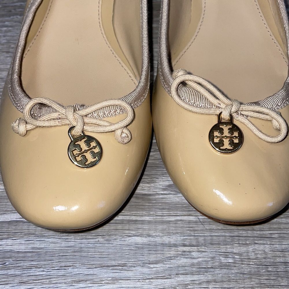 Tory Burch Chelsea Nude Tan Patent Leather Women’s Size 8M Bow Charm Heeled Pump - Picture 12 of 13